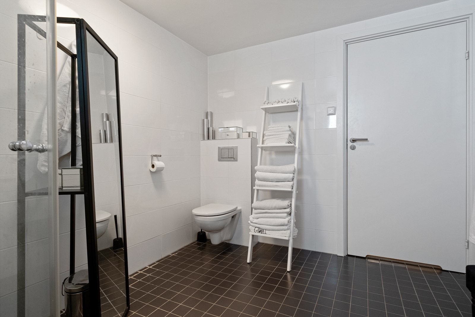 Dusjnisje med dører. Galleribilde