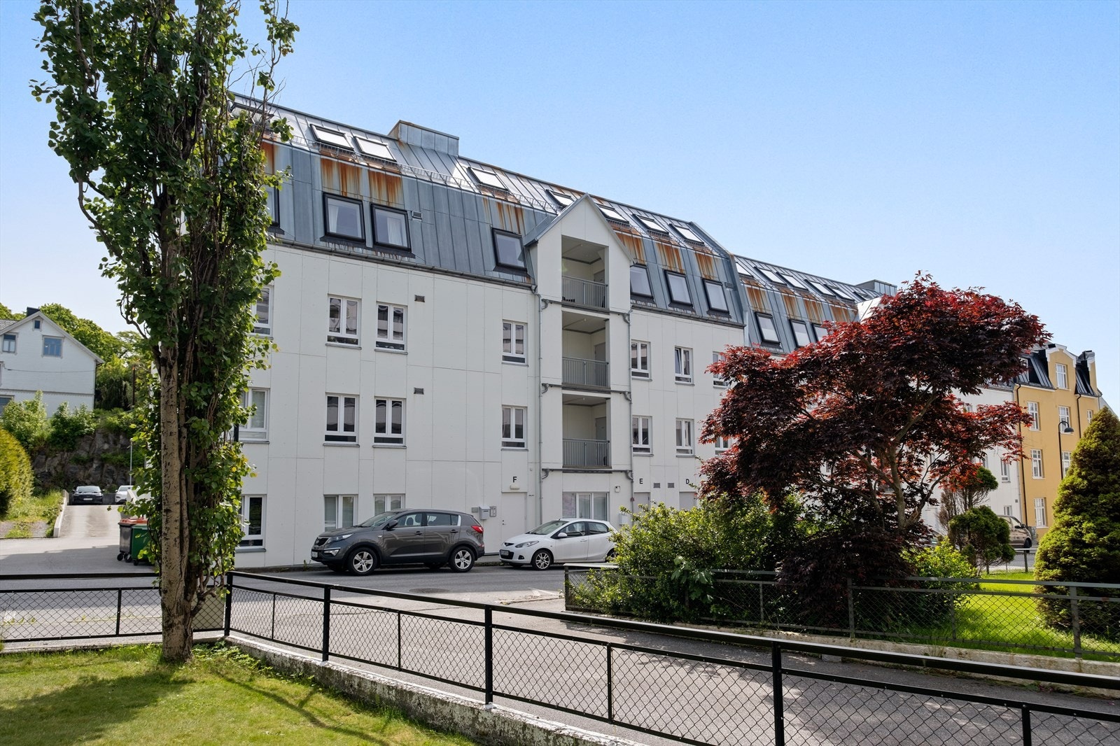 Gangavstand til restauranter, kafèer, bybadet, byparken og dagligvarebutikker. Galleribilde