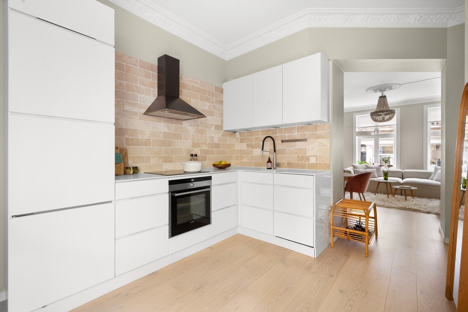 Det er god plass til det man trenger med masse lagringsplass i skuffer og skap. Galleribilde