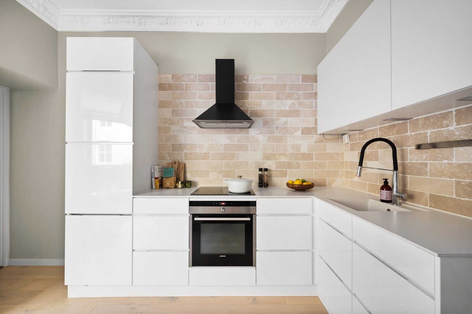 Kjøkkeninnredning med glatte fronter. Laminat benkeplate med nedfelt vask. Galleribilde