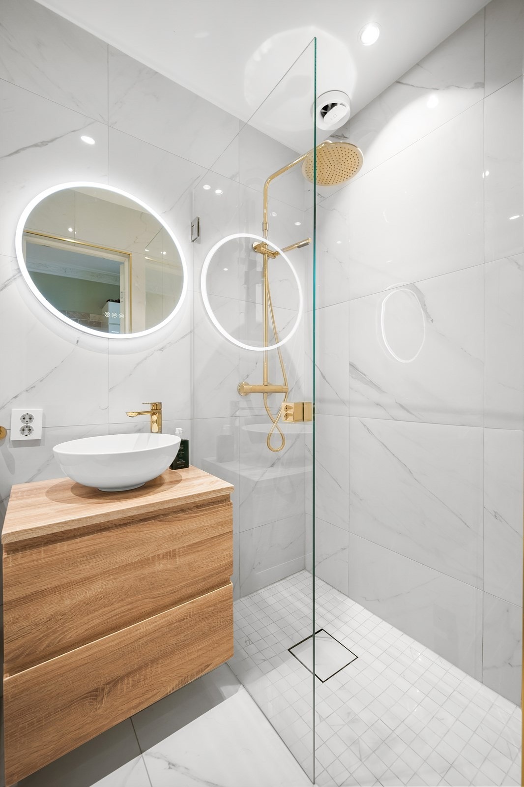 Det er opplegg for vaskemaskin og behagelig gulvvarme. Galleribilde