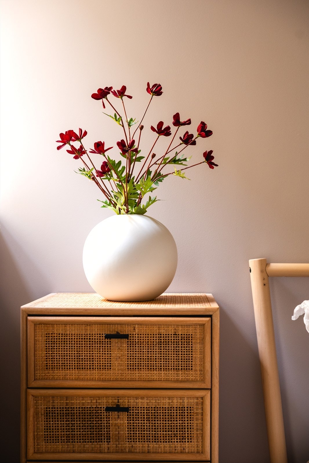 Rommet er malt i en nydelig syrin-farge. Galleribilde