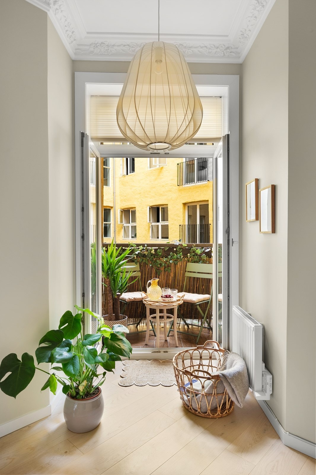 En nordvestvendt balkong, vendt mot rolig bakgård. Galleribilde