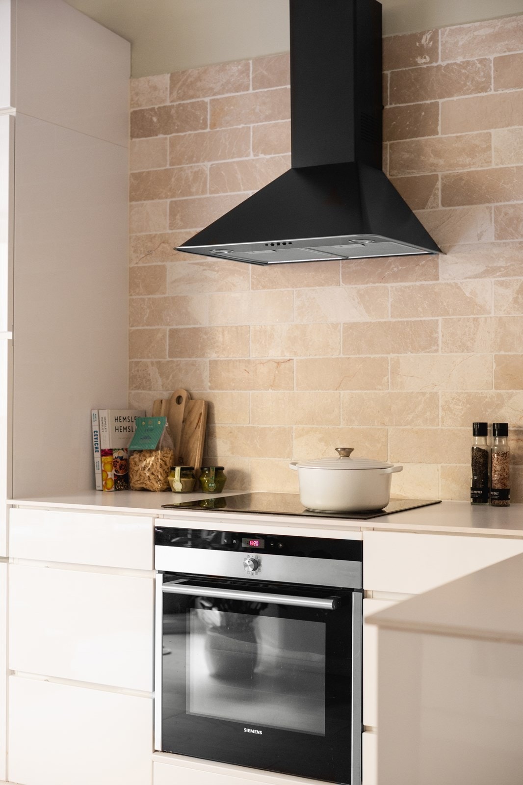 Integrert platetopp, stekeovn, oppvaskmaskin (2025) og kjøl/fryseskap. Kullfilterventilator over kokeplass. Galleribilde