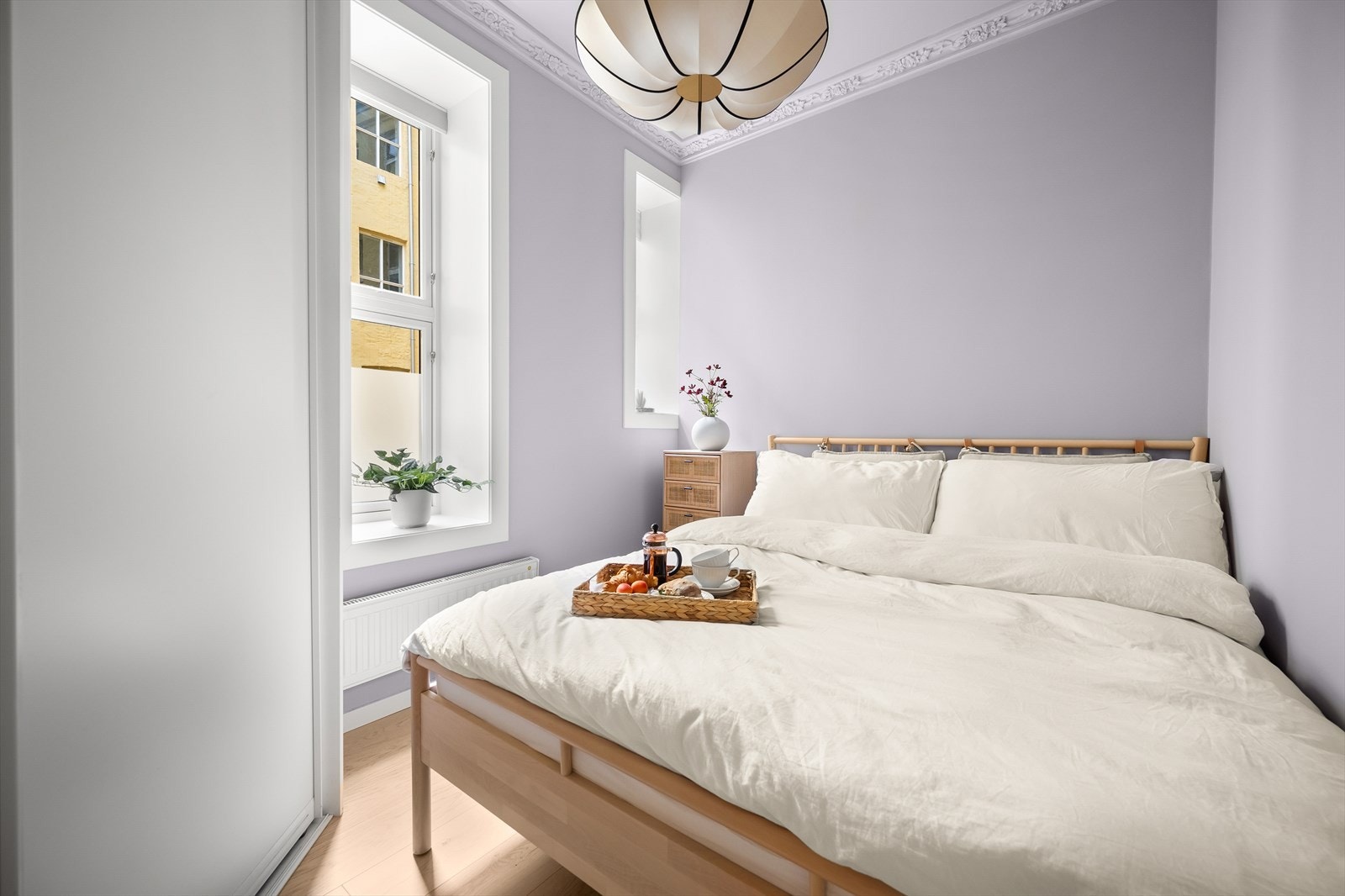 Her er det plass til dobbeltseng, nattbord og kommode. Det er fint med lagringsplass i garderobeløsning. Galleribilde