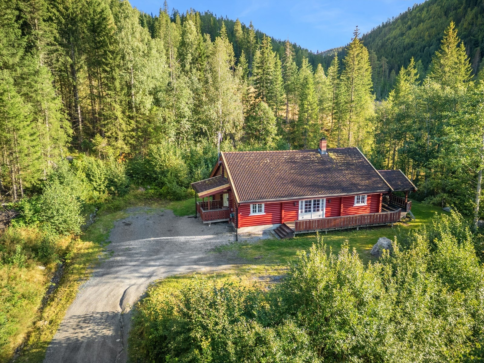 Tomten gir god plass til lek, hagebruk eller bare å nyte stillheten. Galleribilde