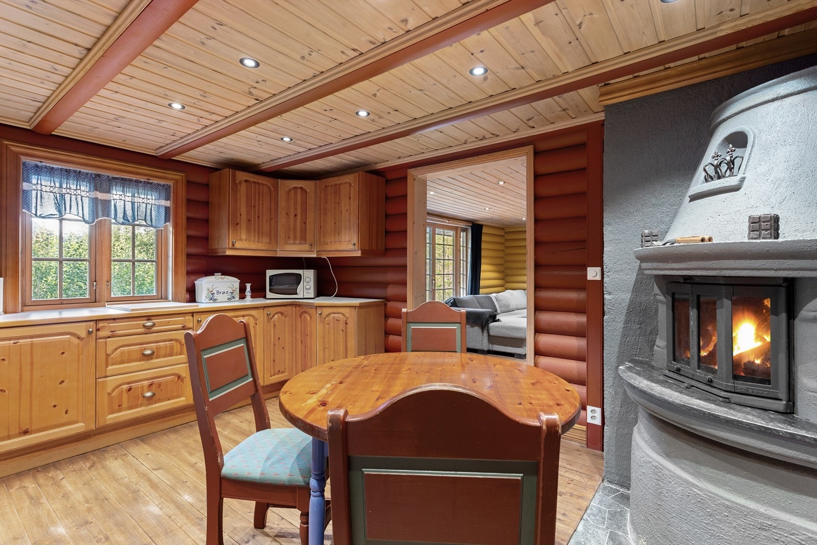 Kjøkkenet er utstyrt med hvitevarer som komfyr, oppvaskmaskin og kjøleskap, samt en ventilator som setter et dekorativt preg på rommet. Galleribilde