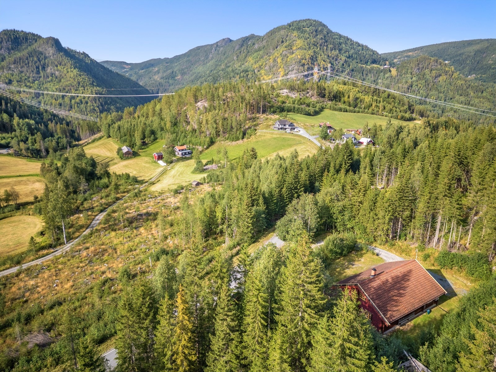 Her bor man tilbaketrukket og fredelig, med nærhet til naturen som inviterer til friluftsliv året rundt - enten det er turer til fots, på ski eller fiskemuligheter i nærliggende vann og elver. Galleribilde
