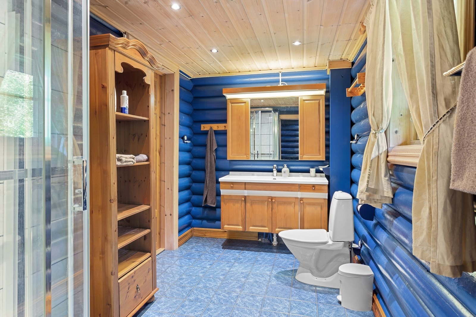 Boligen har to baderom et i hver etasje. Galleribilde