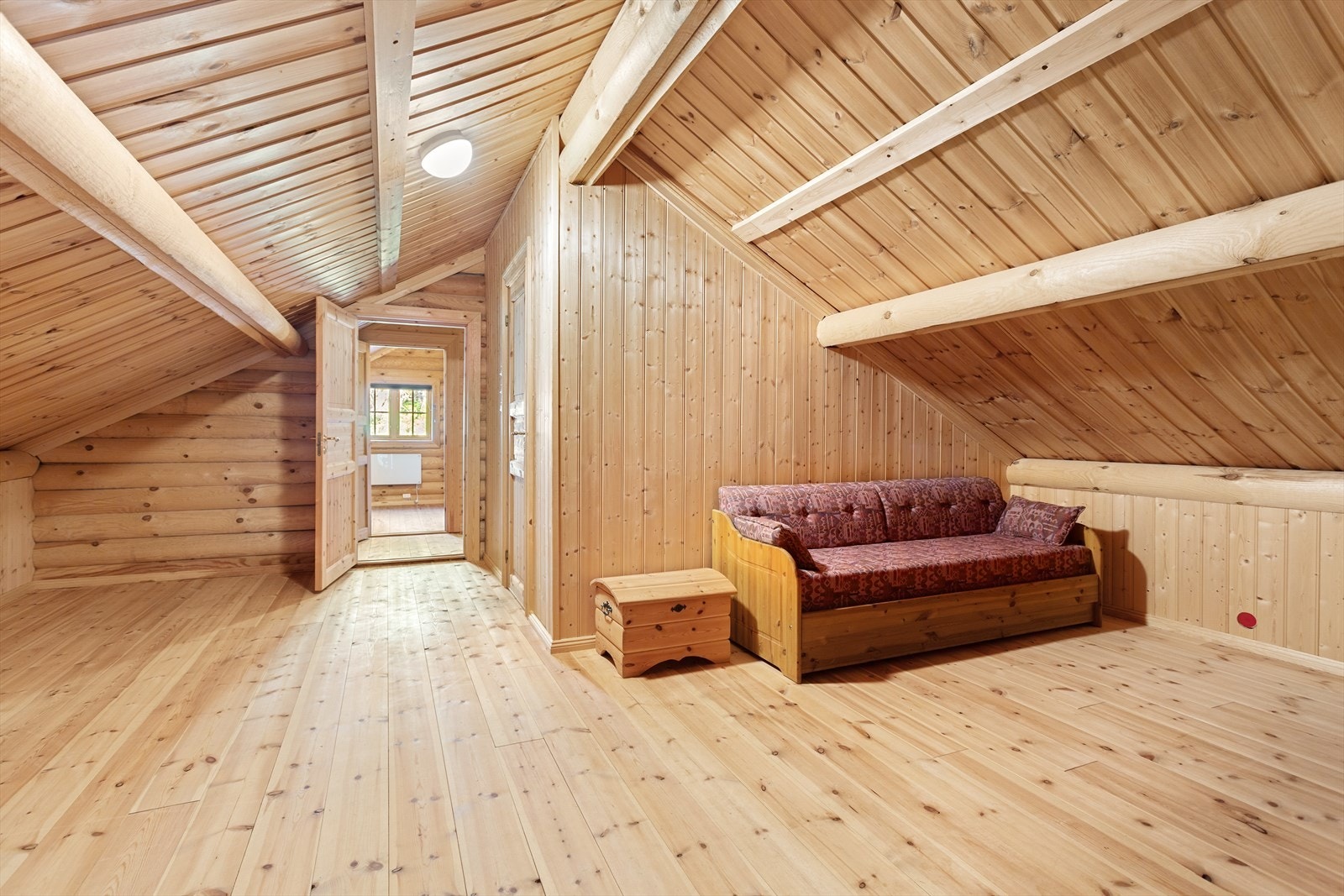 Innredet ekstra stue/oppholdsrom i 2.etasje med plass til sofagruppe og tv-møblement. Galleribilde