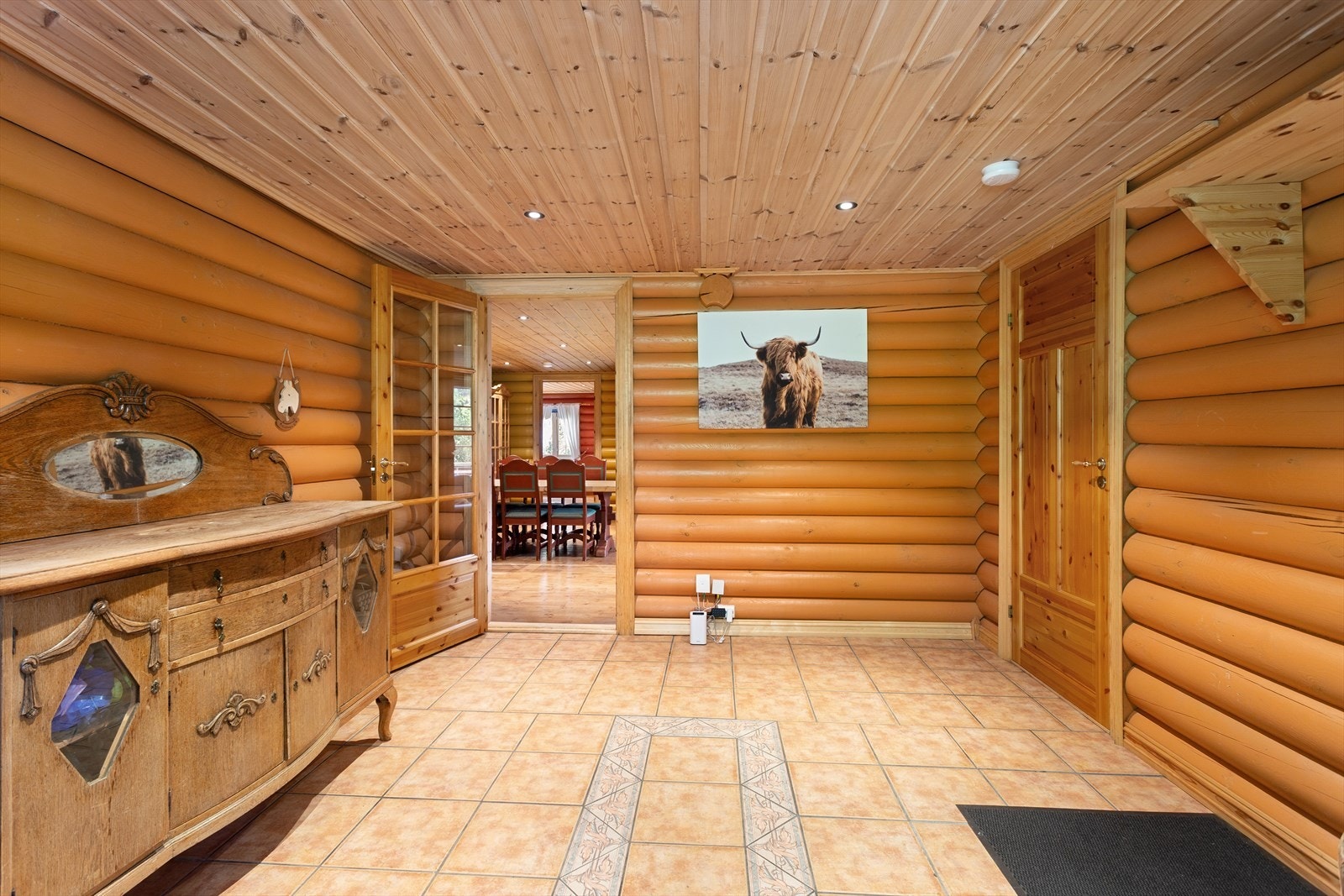 Her er det god plass til å henge fra seg yttertøy og sette fra seg sko. Galleribilde