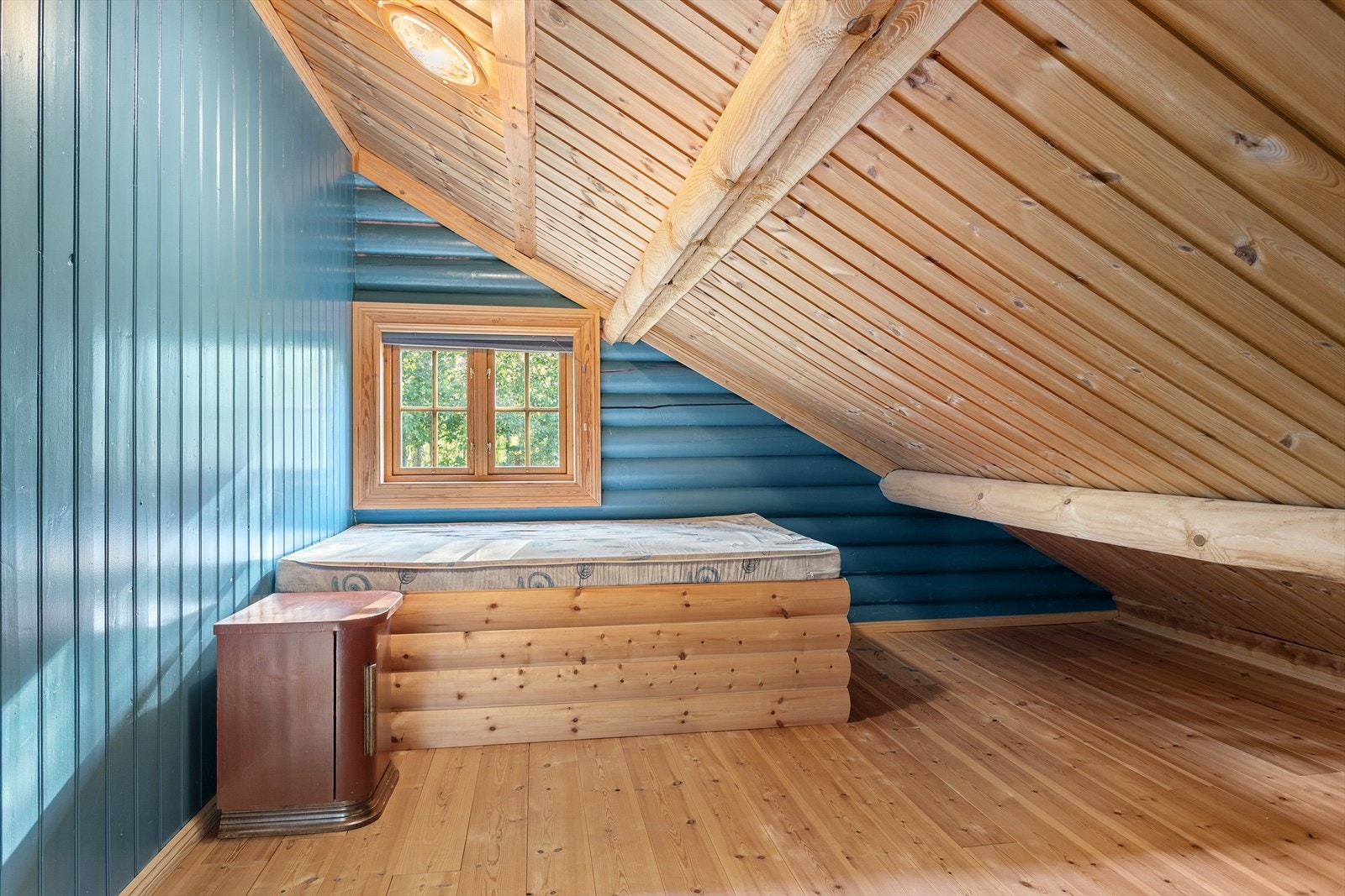 Soverom 3 med plassbygd rammemadrass. Galleribilde