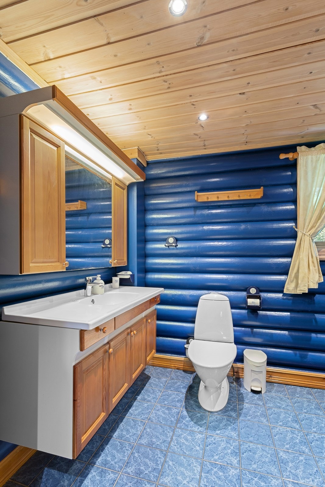 Badet er utstyrt med dusjkabinett, servant med underskap og speil med belysning, samt toalett. Galleribilde