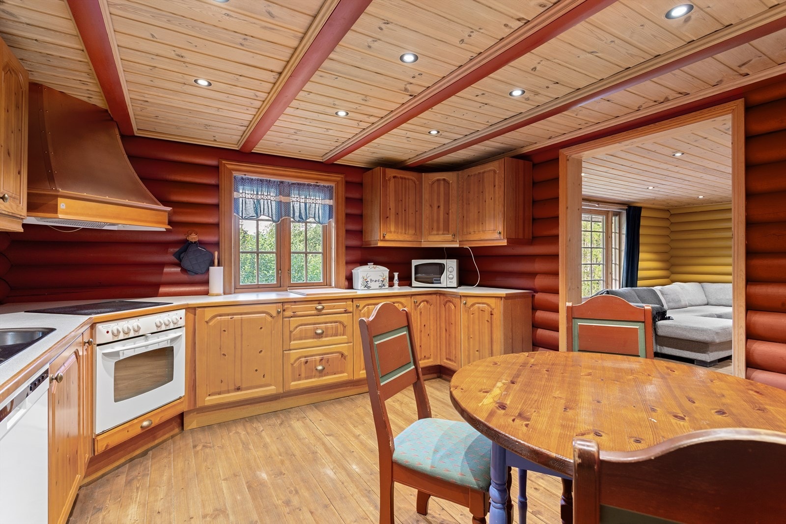 Innredningen er i heltre furu med benkeplate avlamint og rikelig skap- og benkeplass, og fremstår tidløs og solid. Galleribilde