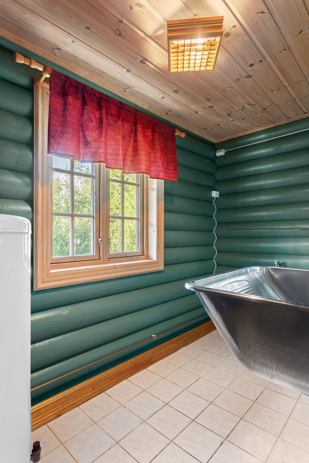 Vaskerom med utslagsvask og opplegg for vaskemaskin. Galleribilde