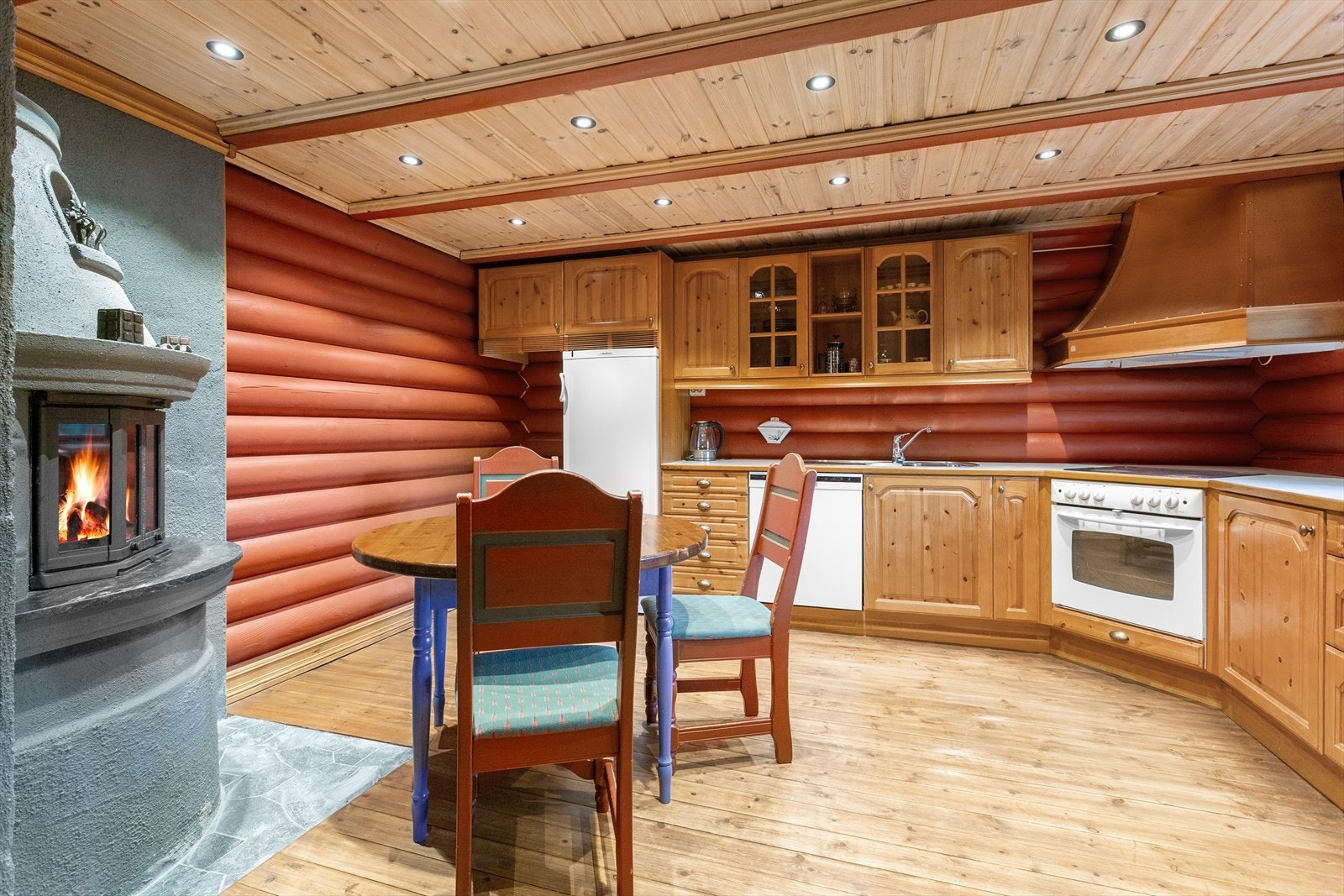 Det er plass til spisebord for familien, og den åpne peisen i hjørnet skaper en lun og koselig atmosfære - ideelt for rolige frokoster eller sosiale sammenkomster. Galleribilde