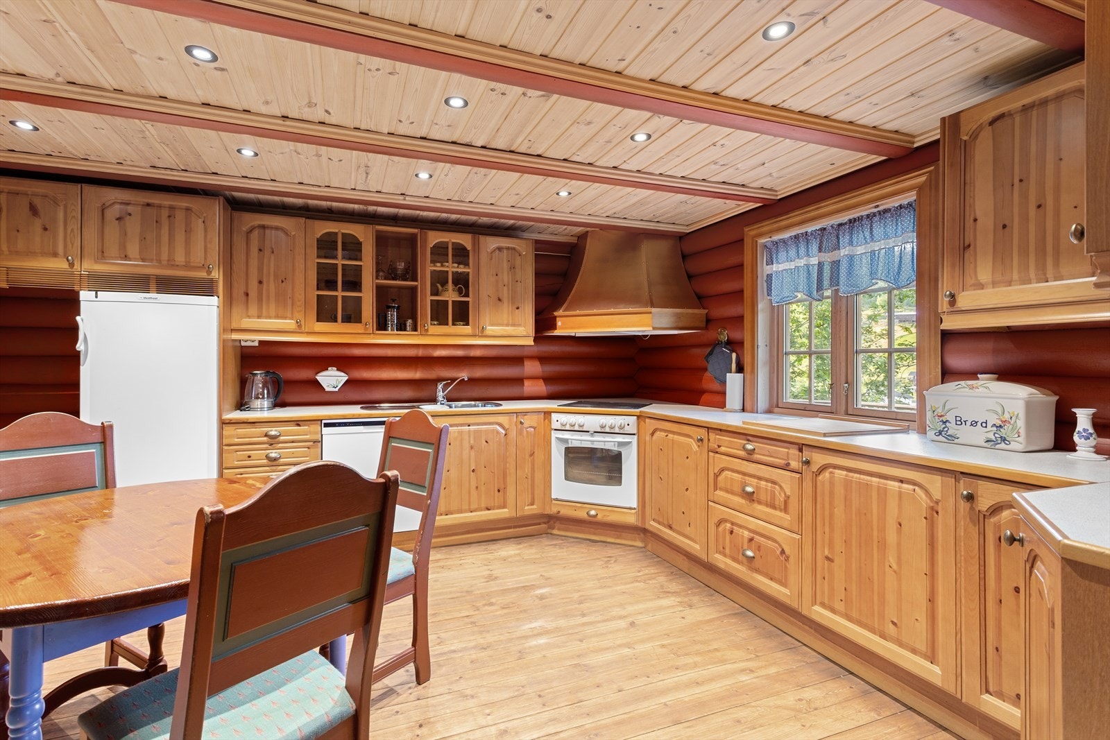 Overflater og utforming gir et varmt og rustikt preg som passer perfekt til den laftede stilen. Galleribilde