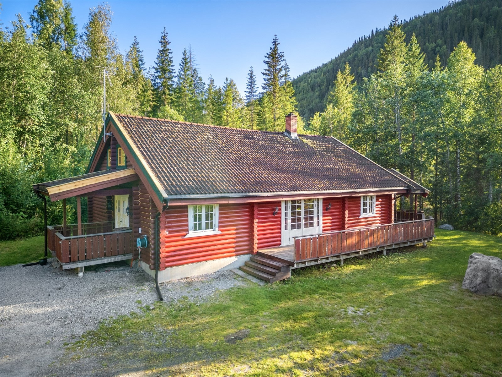 Velkommen til Hallandsgrend og denne sjarmerende eneboligen i laft, idyllisk beliggende på en romslig og solrik tomt på hele 1,9 mål. Galleribilde