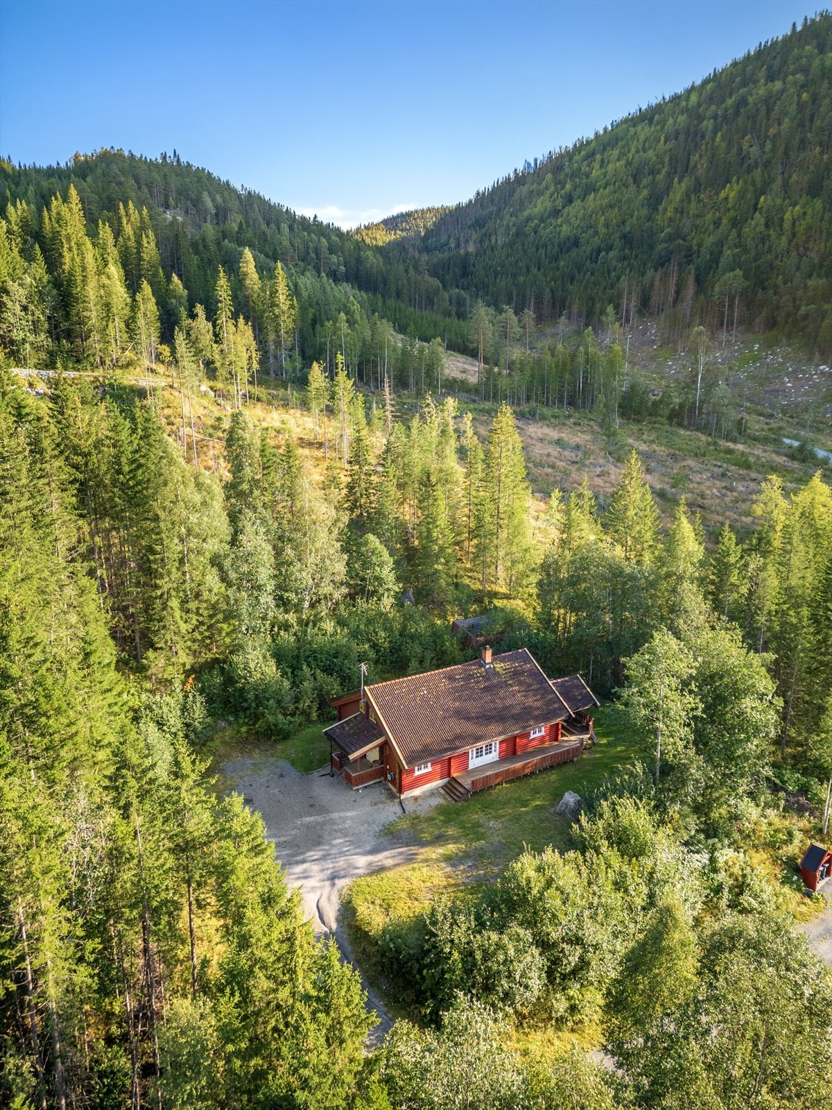 Den skjermede beliggenheten gjør eiendommen spesielt attraktiv for deg som ønsker privatliv i grønne omgivelser, men likevel med grei tilgang til sentrum. Galleribilde