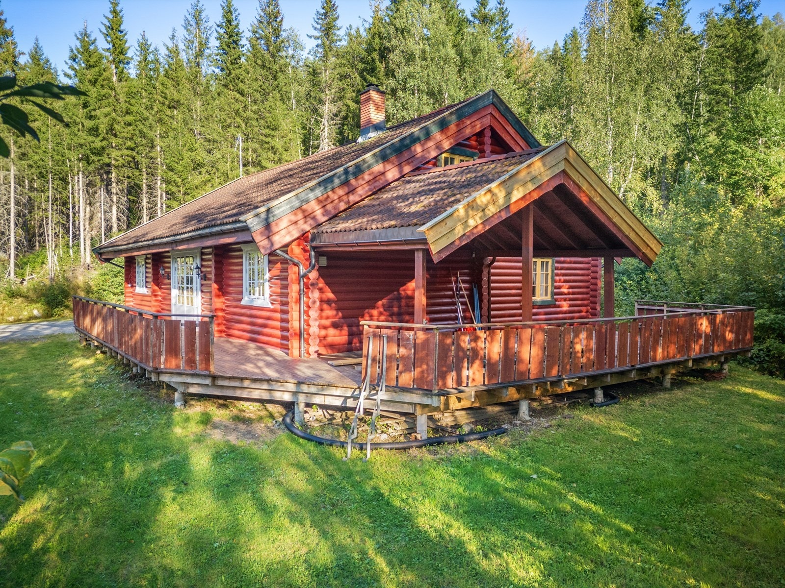 Landlig og skjermet idyll på Hallandsgrend - Laftet enebolig med stor tomt på ca 1.9 mål og gode solforhold! Galleribilde