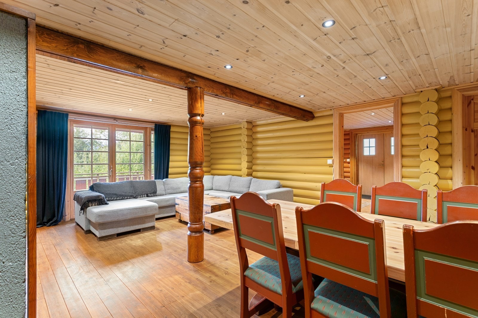 Stuen har godt med dagslys inn og en god takhøyde, som gir flott romfølelse med mye naturlig lys. Galleribilde