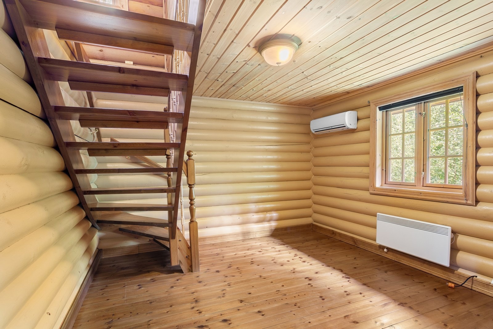 Oppvarming med vedovn i stuen og peis på kjøkkenet, varmepumpe, for øvrig strøm/elektrisitet via panelovner. Galleribilde