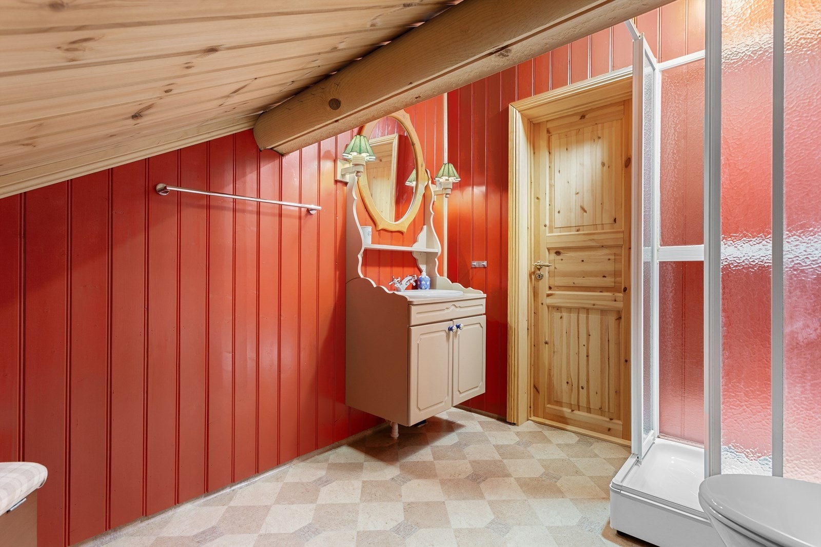 Enkelt innredet baderom i 2.etasje som ligger i tilknytning til soverommene. Badet er innredet med servantinnredning, toalett og dusjkabinett. Galleribilde