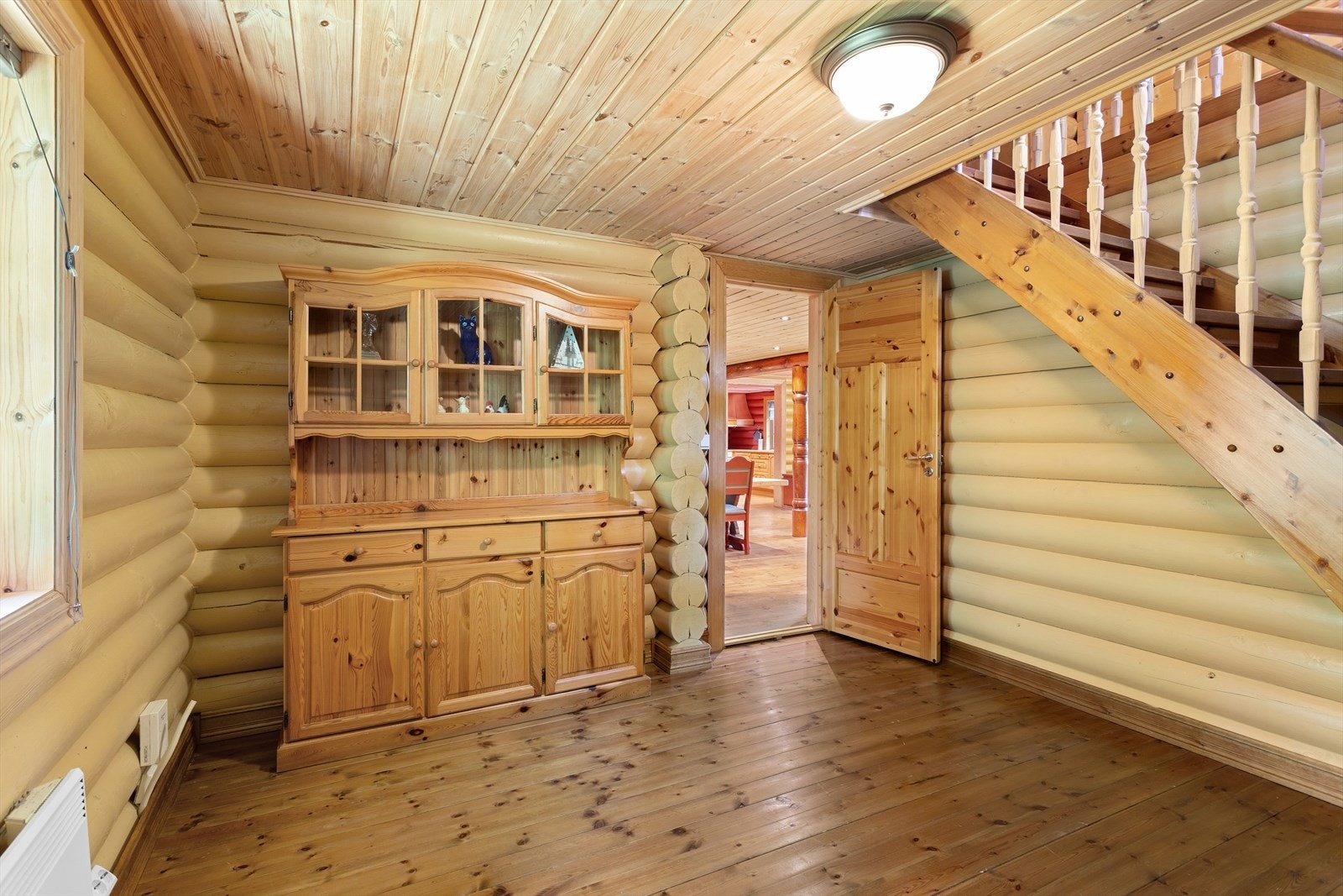 Kontor i 1.etasje med trapp opp til boligens 2.etasje. Galleribilde