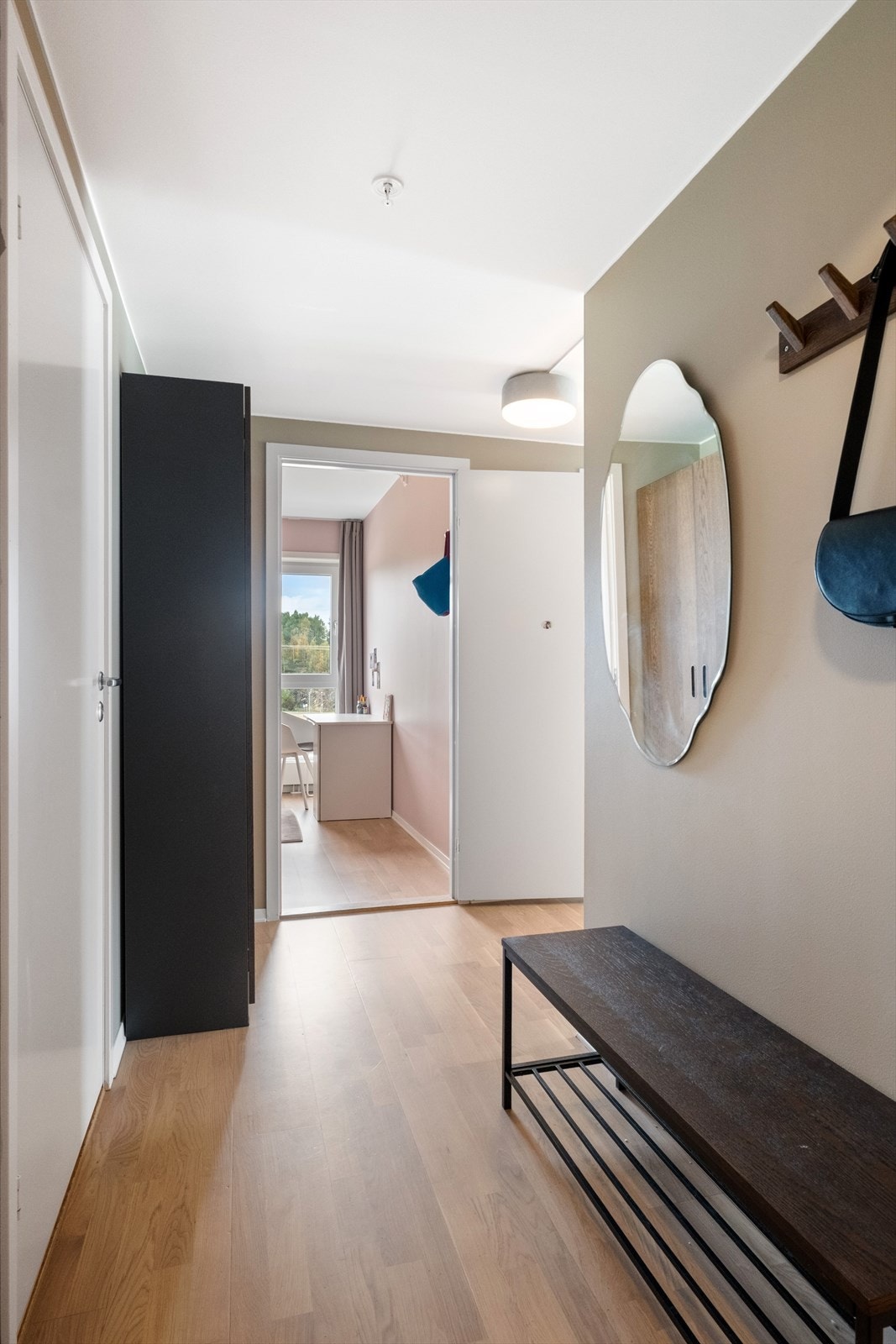 Her er det rikelig med plass til å henge fra seg yttertøy. Galleribilde