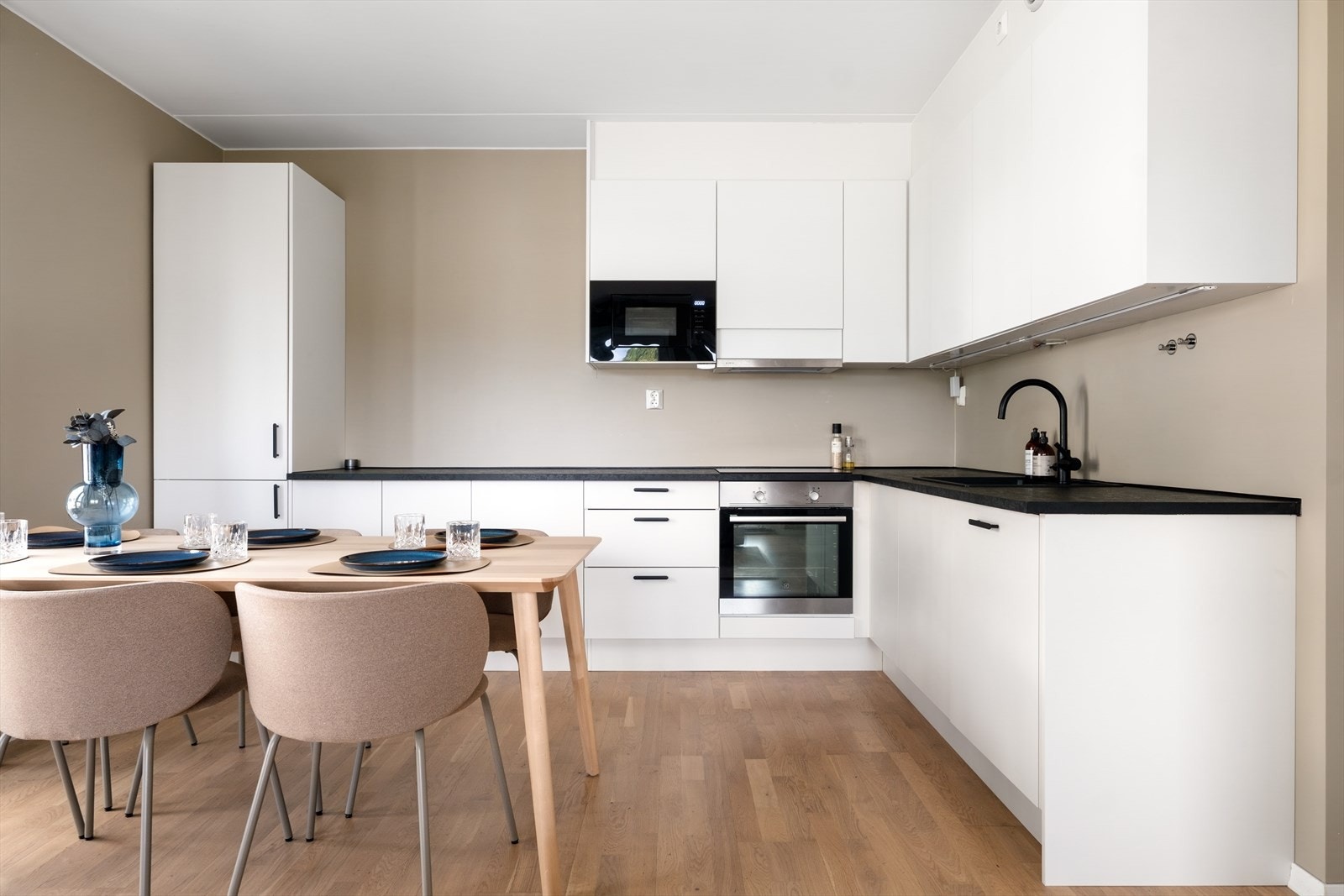 Det er tilkoblet ventilator over platetoppen. Galleribilde