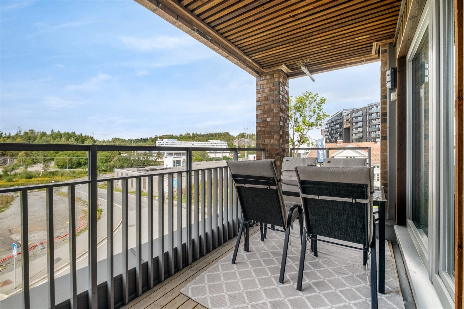 Dette er en lys og moderne 3-roms hjørneleilighet fra 2016 med arealeffektiv planløsning og store vindusflater! Galleribilde