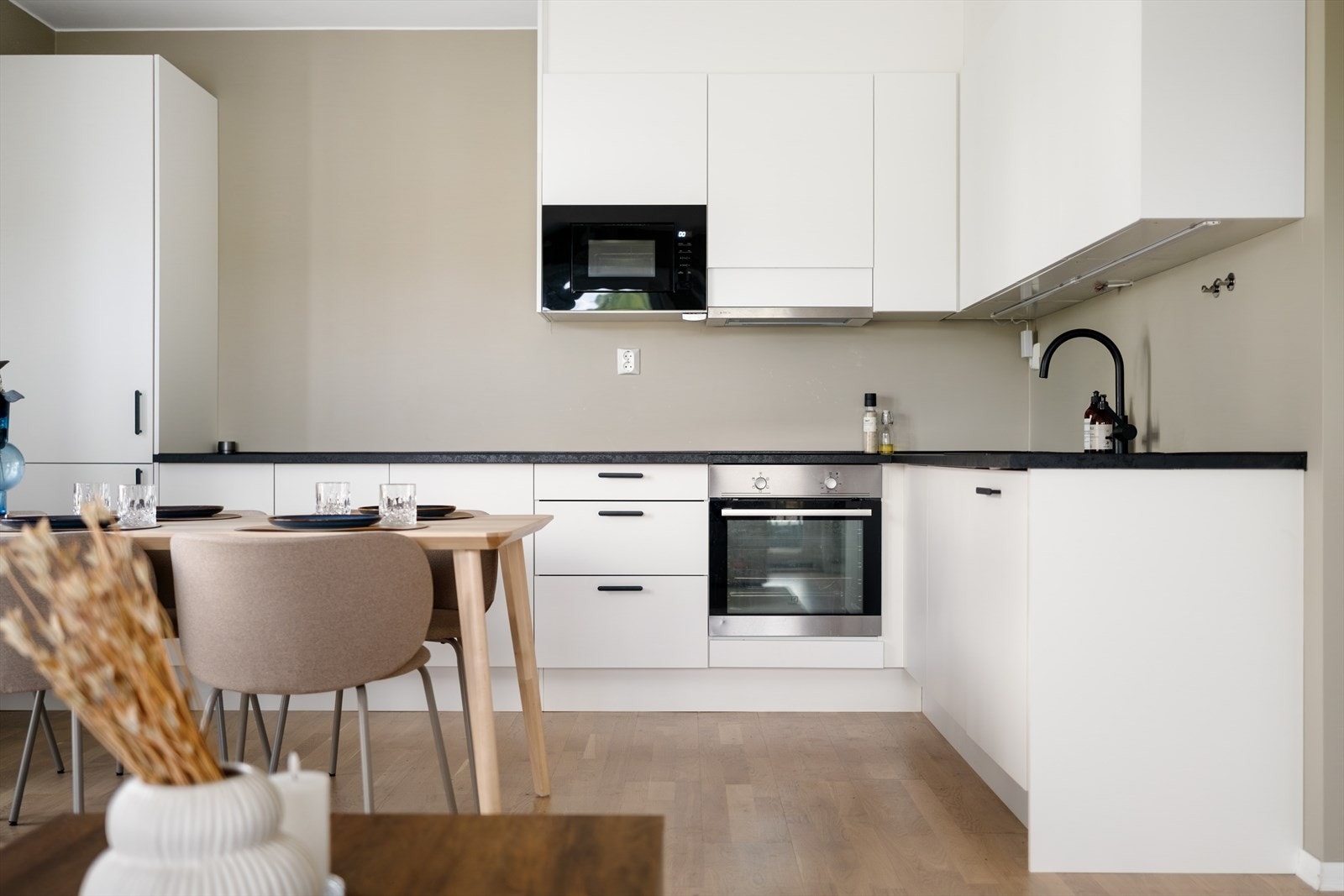 I følge eier er innredningen fra 2016, men ble oppgradert med nye fronter, ny benkeplate, oppvaskkum, mikro, platetopp og kjøl/frys i 2024. Galleribilde