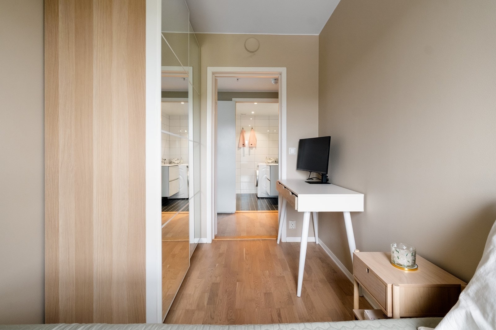 Også dette rommet har garderobeløsning, her er det satt inn et praktisk garderobeskap med skyvedører. Galleribilde