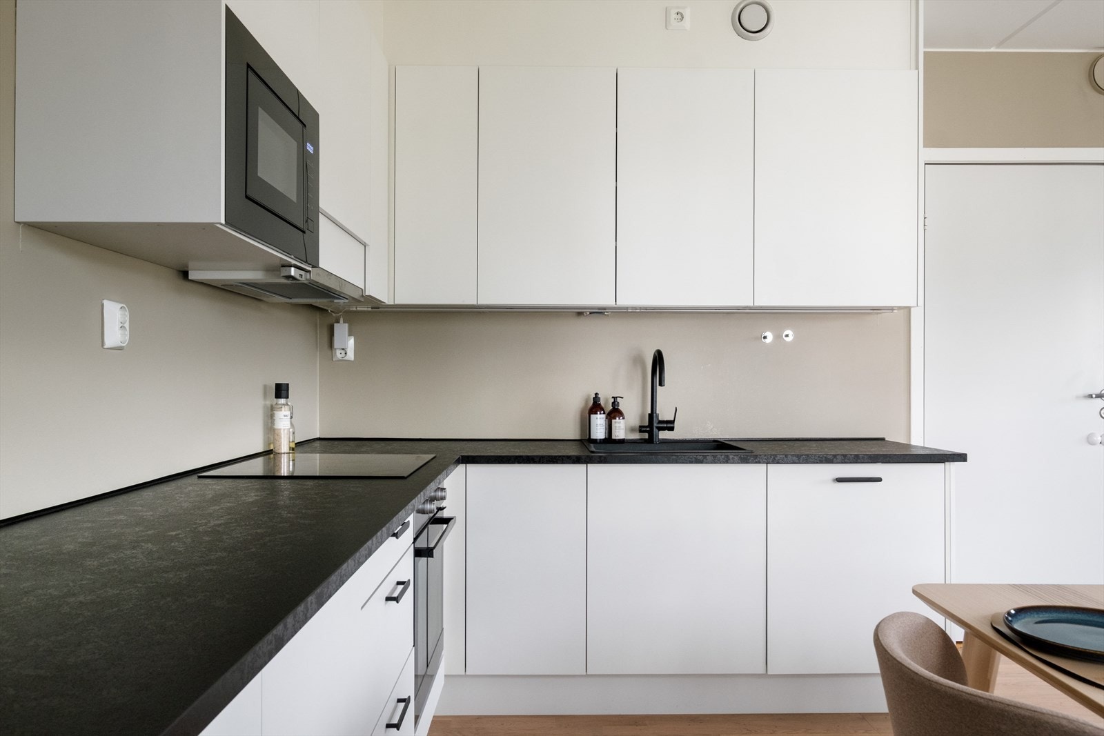 Kjøkkenet byr på rikelig med benk- og skapplass. Galleribilde