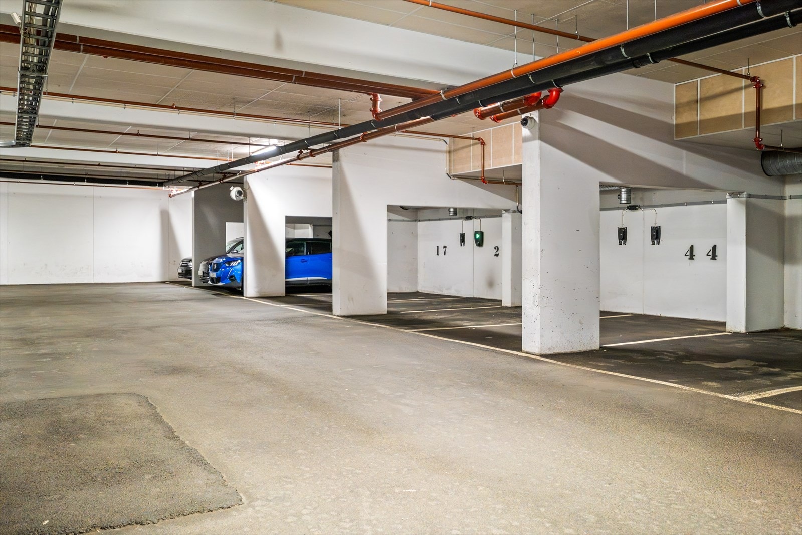 Leiligheten disponerer garasjeplass nr. 23 i sameiets fellesanlegg. Det er felles infrastruktur for elbillading i garasjeanlegget, og selger opplyser at det er etablert ladeboks fra Elaway. Galleribilde