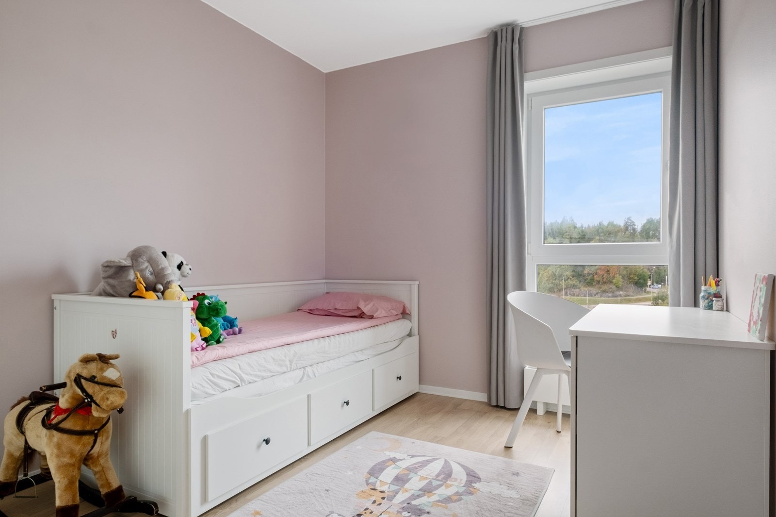 Boligen har to soverom. Hovedsoverommet har plass til dobbeltseng med tilhørende nattbord, men er i dag benyttet som barnerom. Galleribilde
