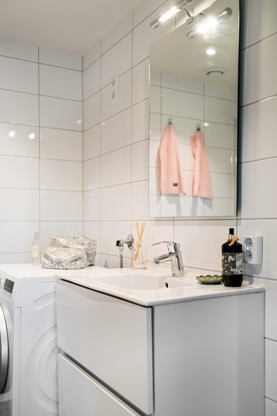 Det er oppbevaringsplass i skuffeseksjonen. Galleribilde