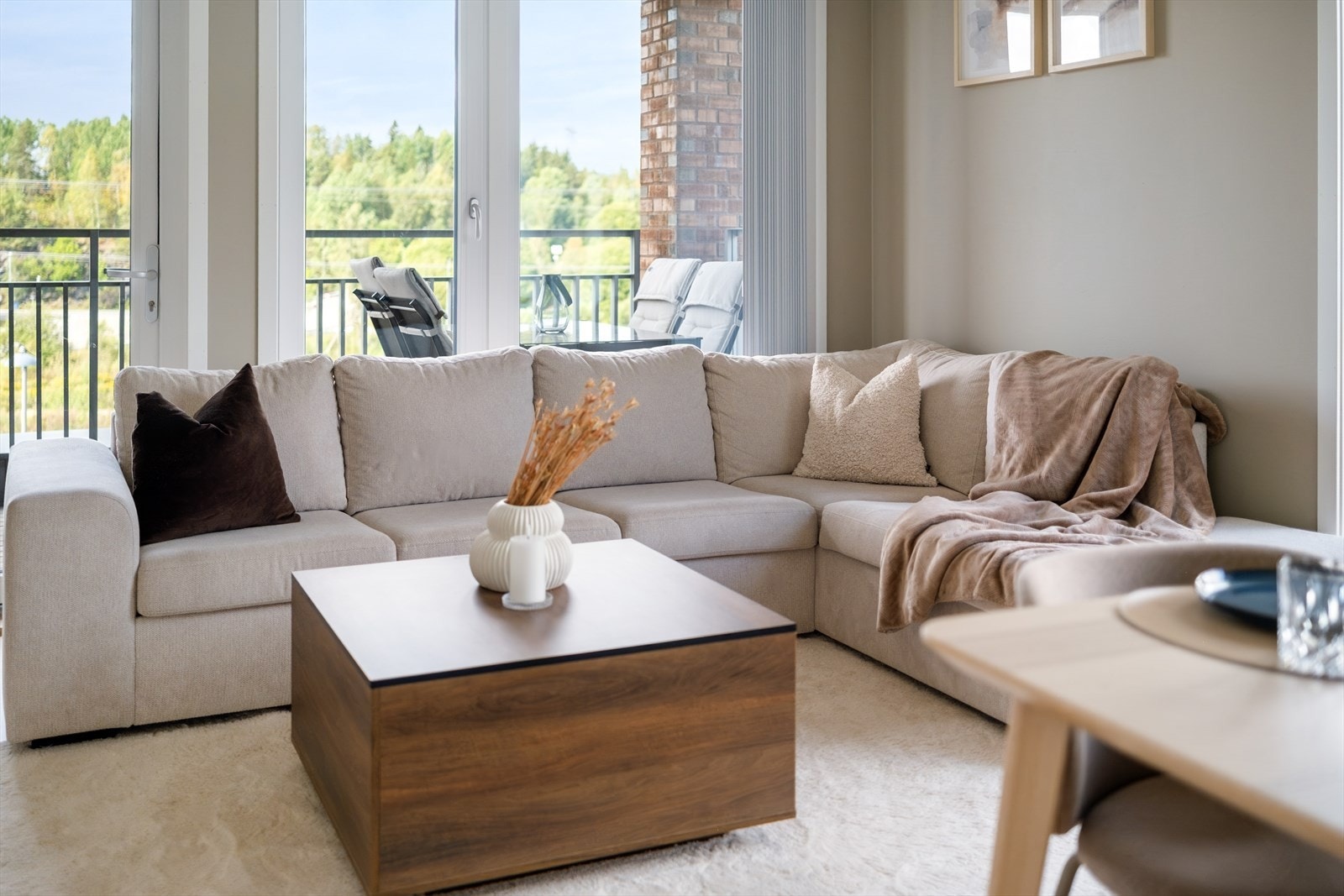 Oppholdsrommet har malte vegg- og takflater, samt parkett på gulvet. Galleribilde