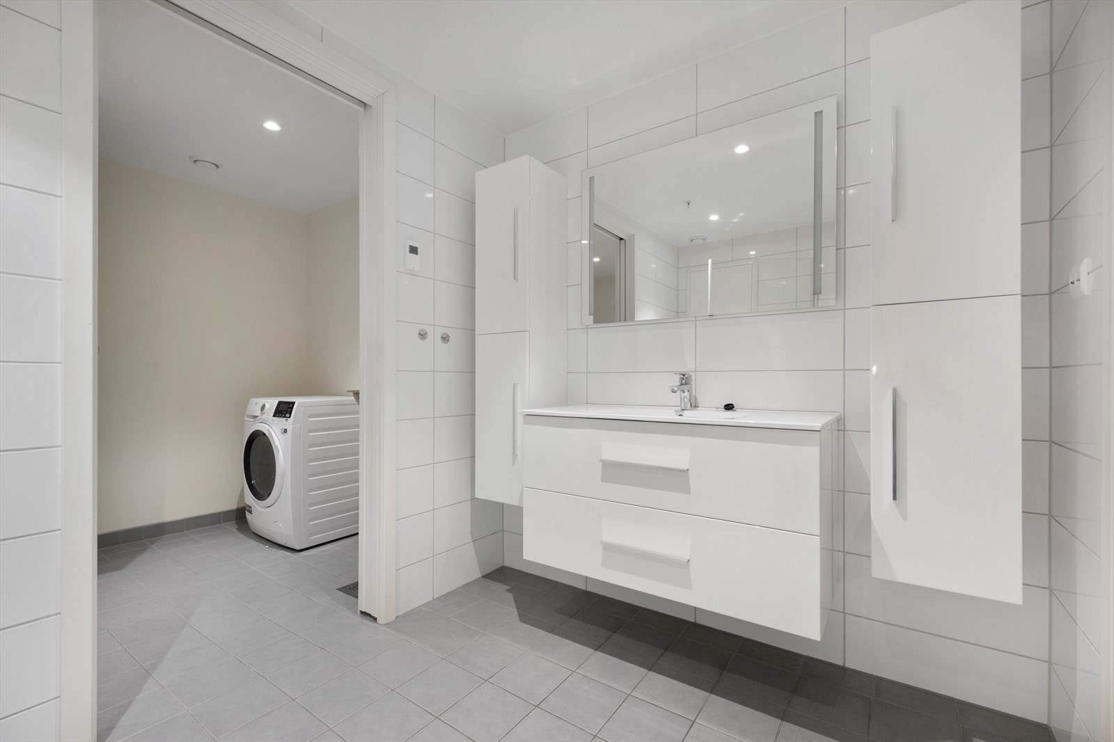 Det er gjennomgang gjennom badet til et eget vaskerom. Galleribilde