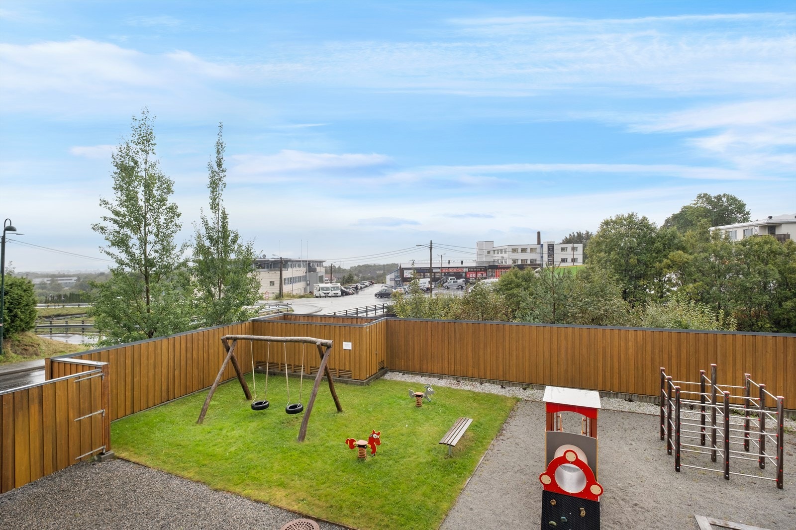 Det er gangavstand til dagligvarebutikker, treningssenter, apotek, fysioterapaut, legekontor og spisesteder Galleribilde