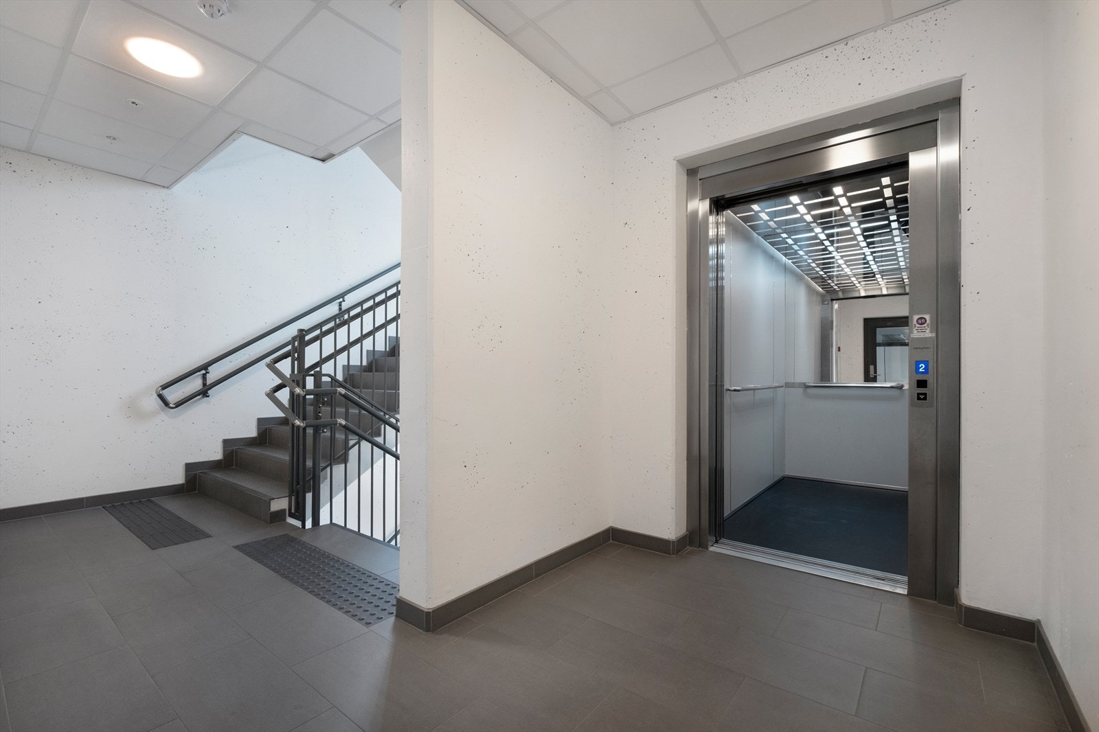 Det er heis i bygget Galleribilde