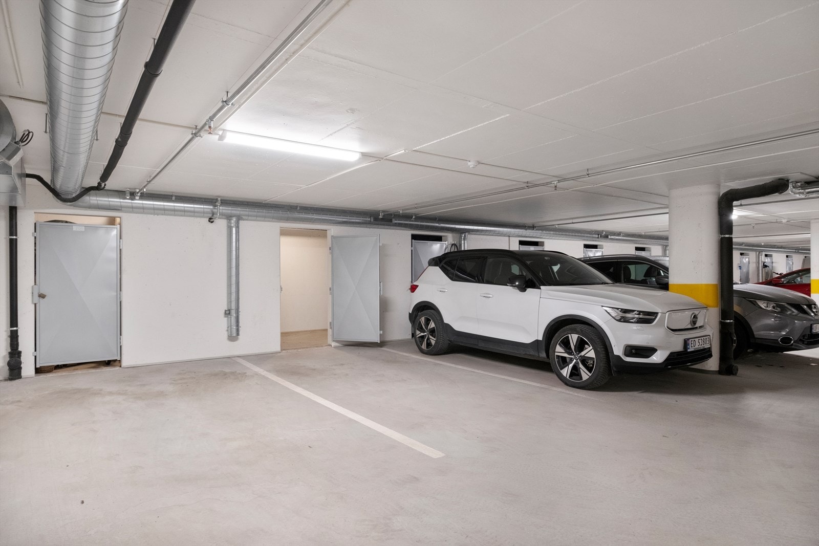 Leiligheten har egen parkeringsplass. Bod i bakkant av parkeringsplassen Galleribilde