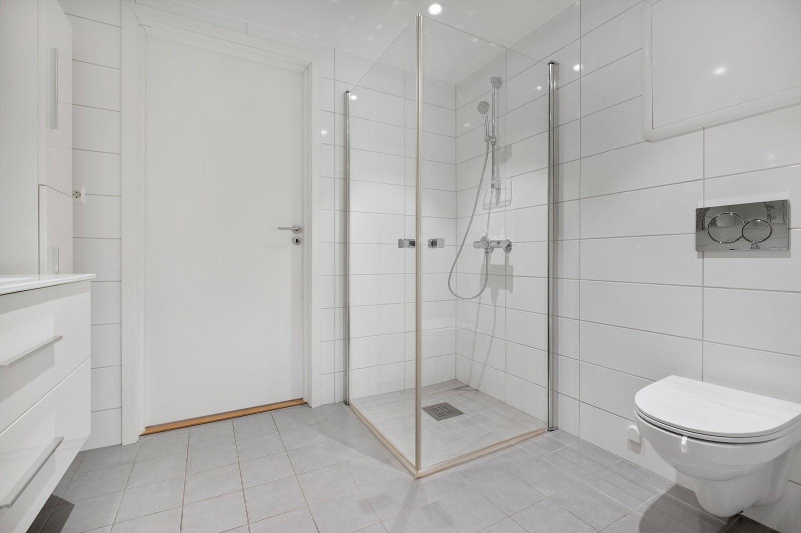 Det er montert spotter i tak. Galleribilde