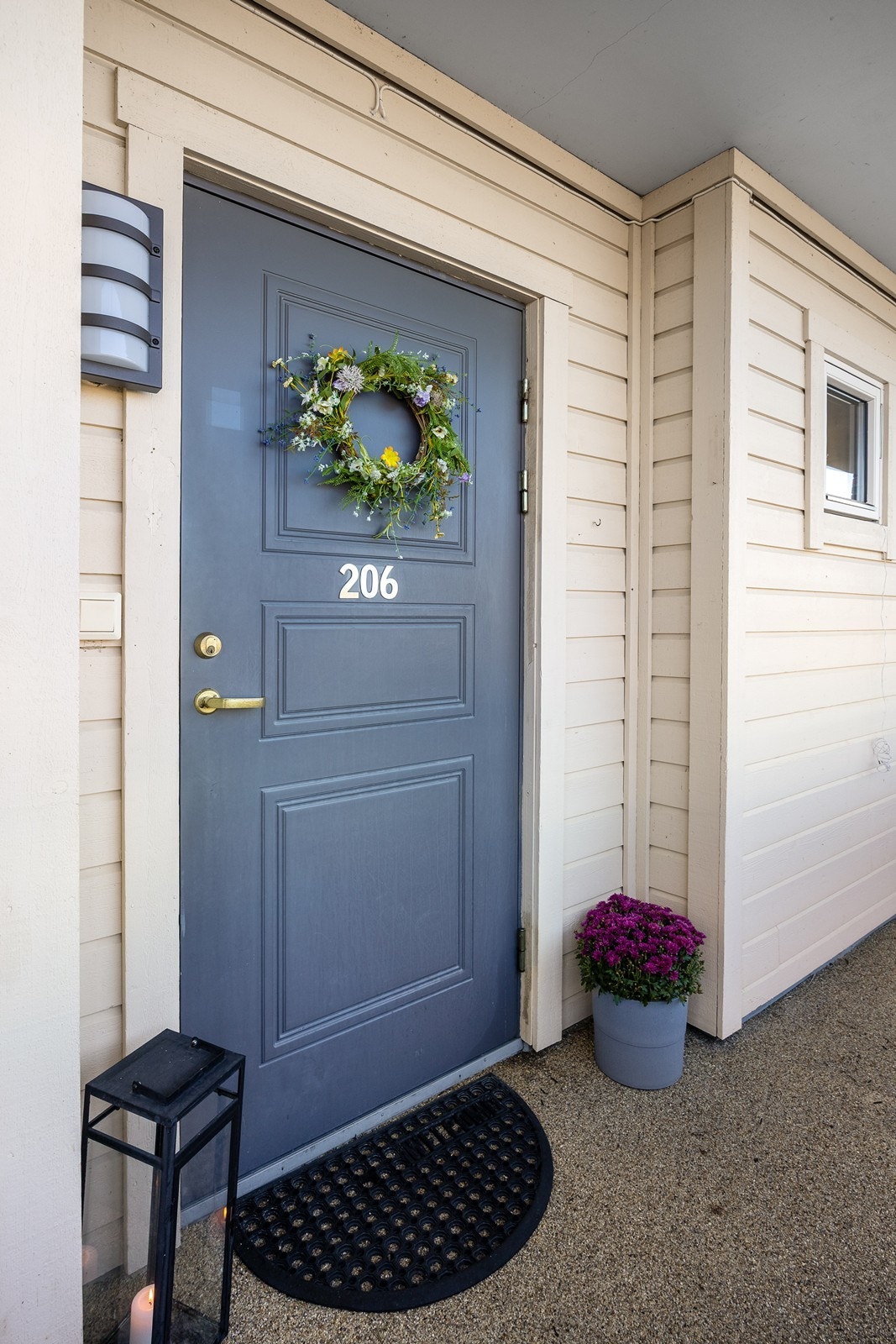 Etasjen har en utvendig svalgang, noe som gjør leiligheten gjennomgående Galleribilde