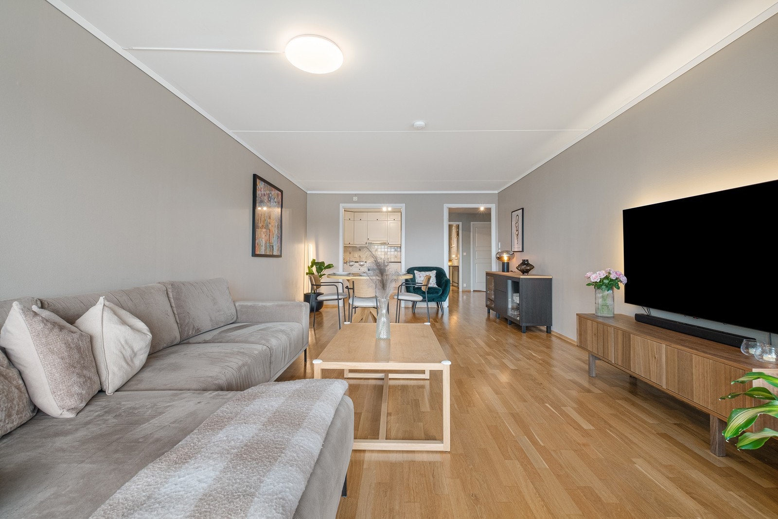 Stuen er av god størrelse og er naturlig inndelt i ulike soner Galleribilde