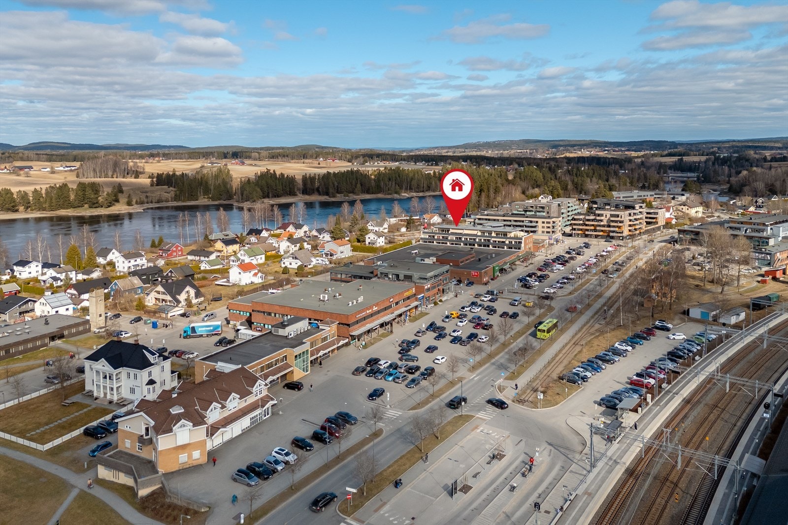 Fra leiligheten er det kort vei til Sørumsand stasjon med tog, matbutikker og spisesteder, så vel som fine friluftsområder Galleribilde