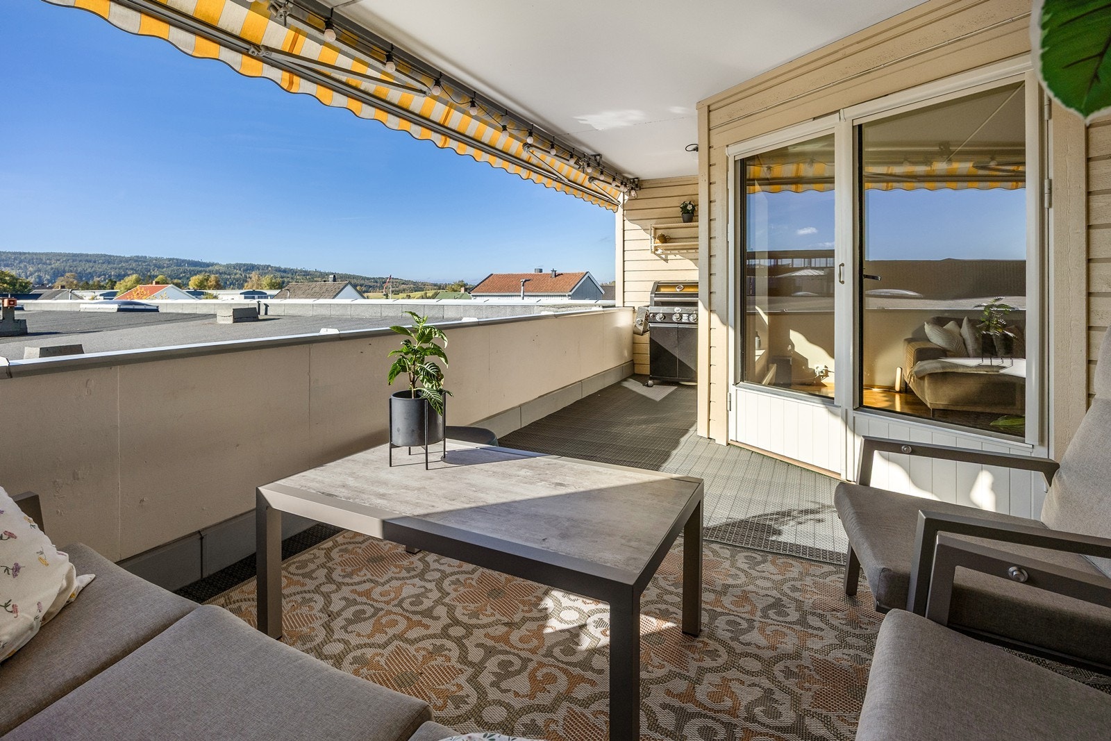 Stuen forlenges av en overbygd balkong på ca. 15 kvm Galleribilde