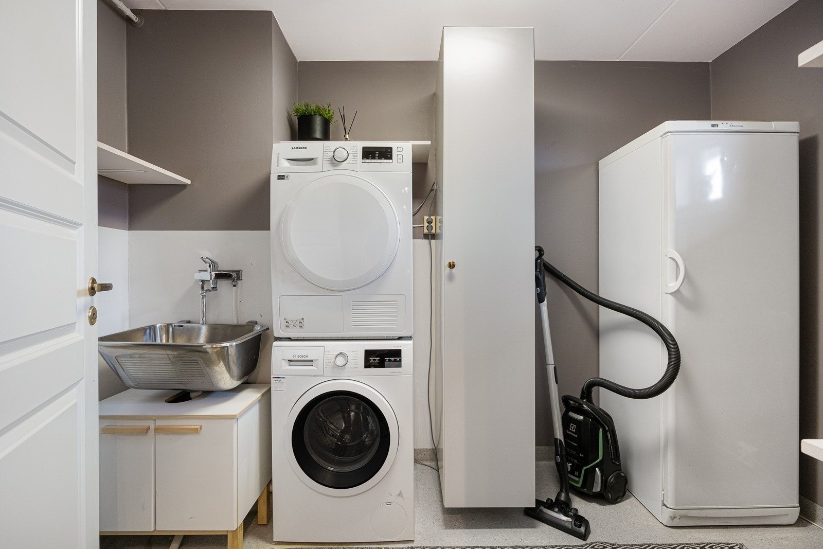 Vaskerommet har gulvbelegg, høyskap og utslagsvask av stål. Dette rommet fungerer også som innvendig bod og kan innredes med hyller etc. Galleribilde