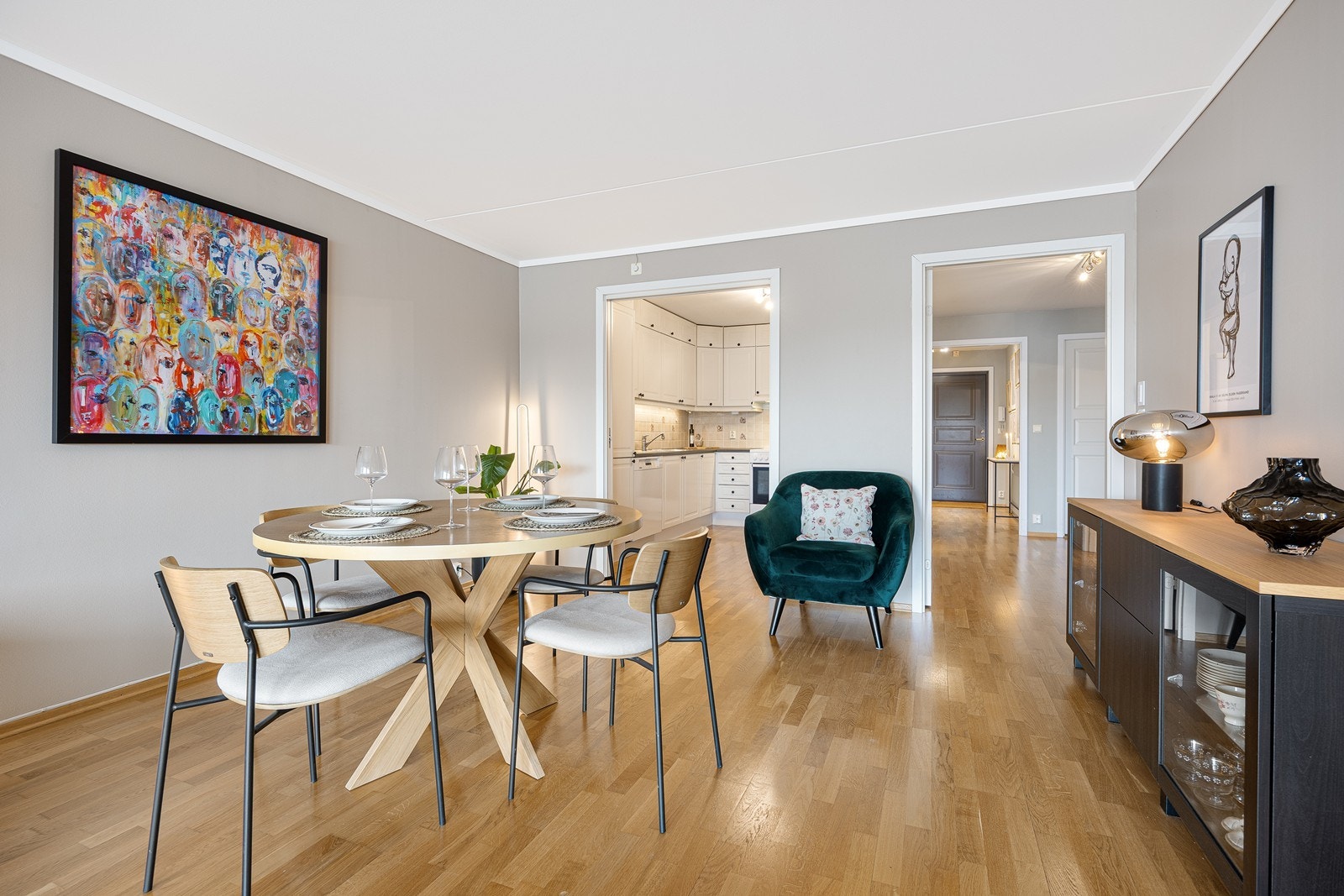 Det passer utmerket å innrede med spisebord utenfor kjøkkenet Galleribilde