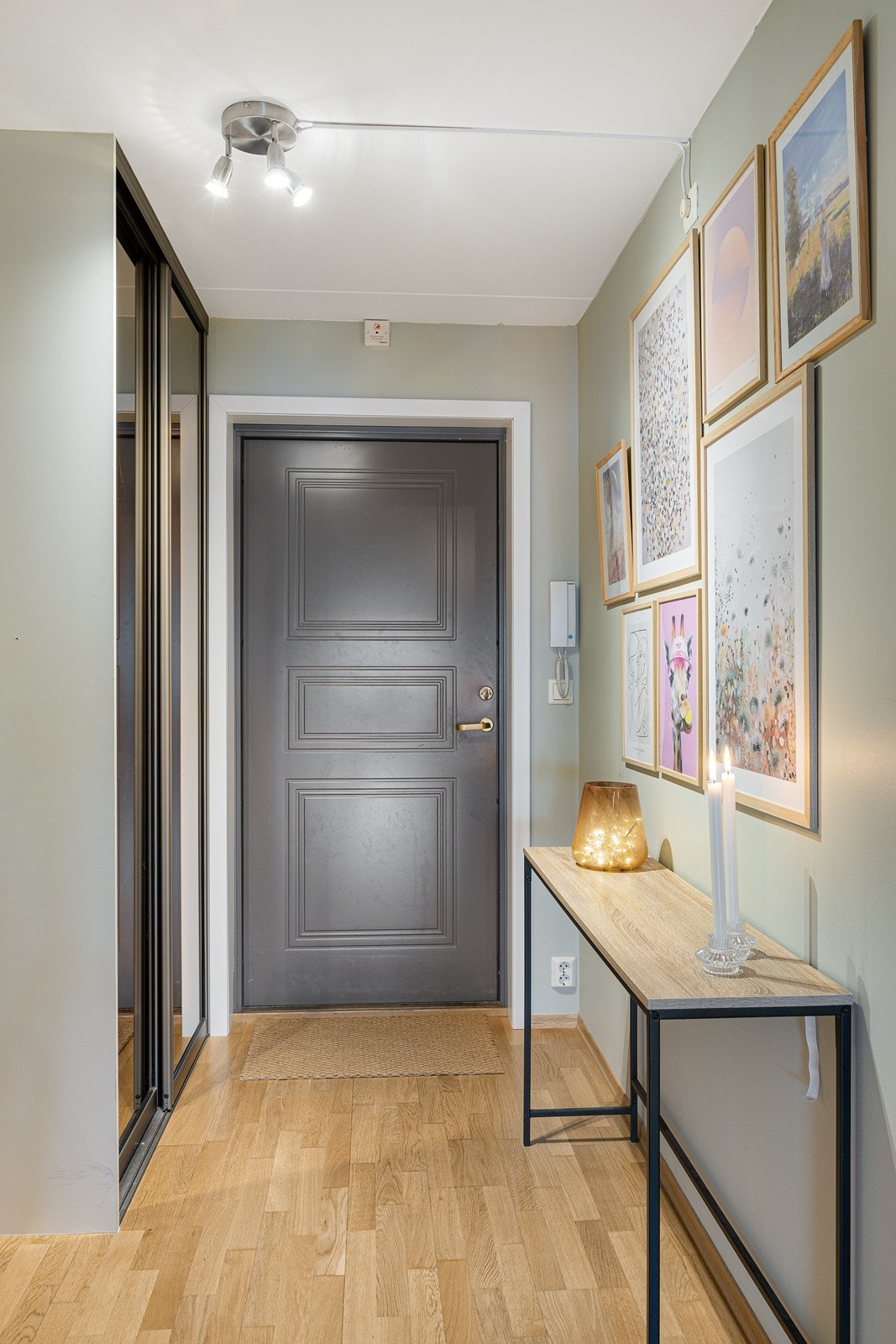 En porttelefon er etablert ved ytterdøren, og entreen har en plassbygd skyvedørsgarderobe med speilfronter Galleribilde